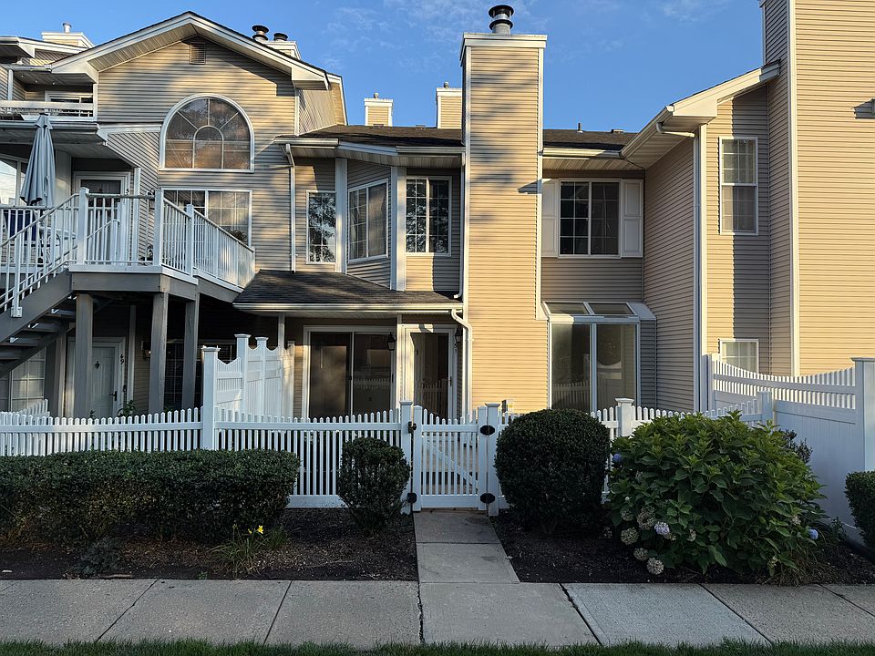 2 story, gated patio