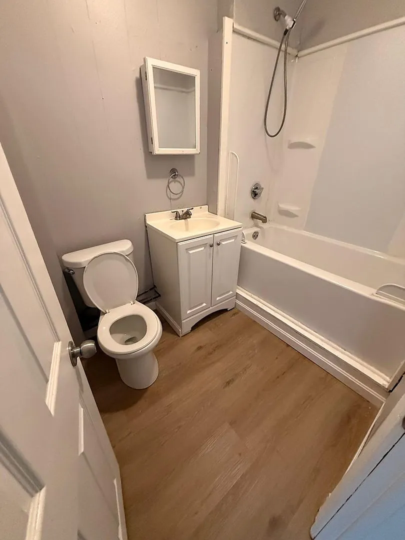3 bed, 1300 sqft, $2,200 — Photo 3