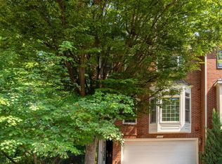 2221 N Oak Ct, Arlington, VA 22209
