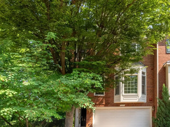 2221 N Oak Ct, Arlington, VA 22209