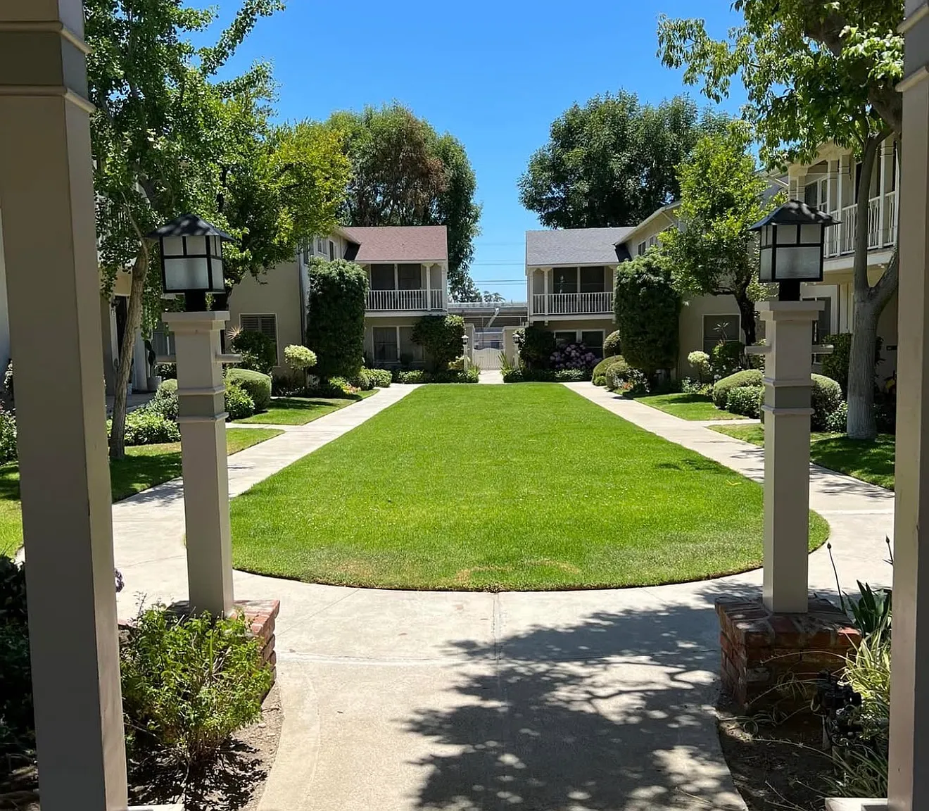 2 bed, 896 sqft, $3,500 — Photo 2