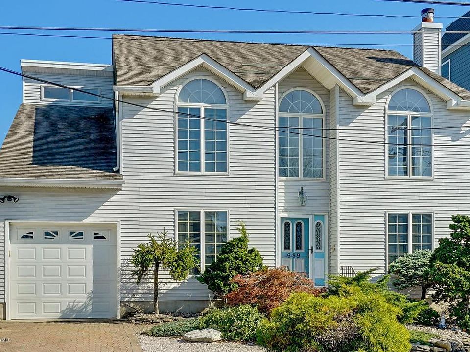 1st image of 689 Bay View Dr