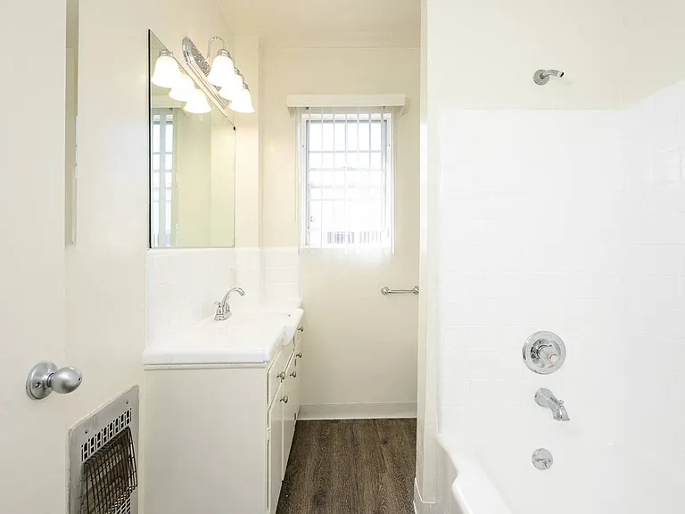 Whitsett Courtyard Apartments — Photo 14