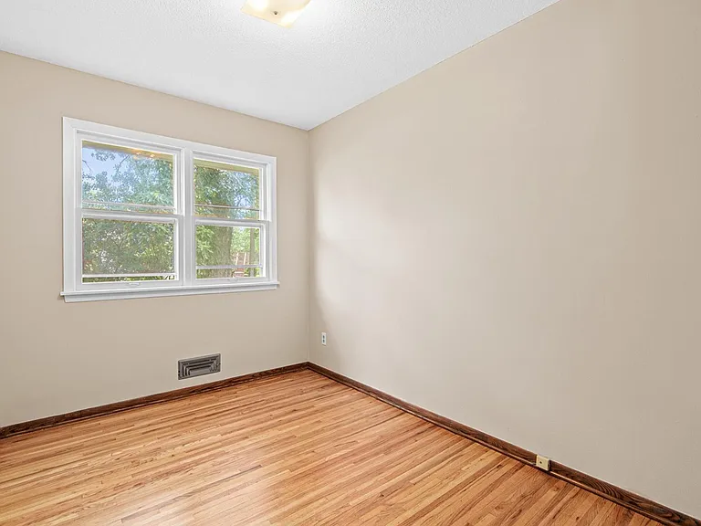 3225 Lanewood Ln N — Photo 17