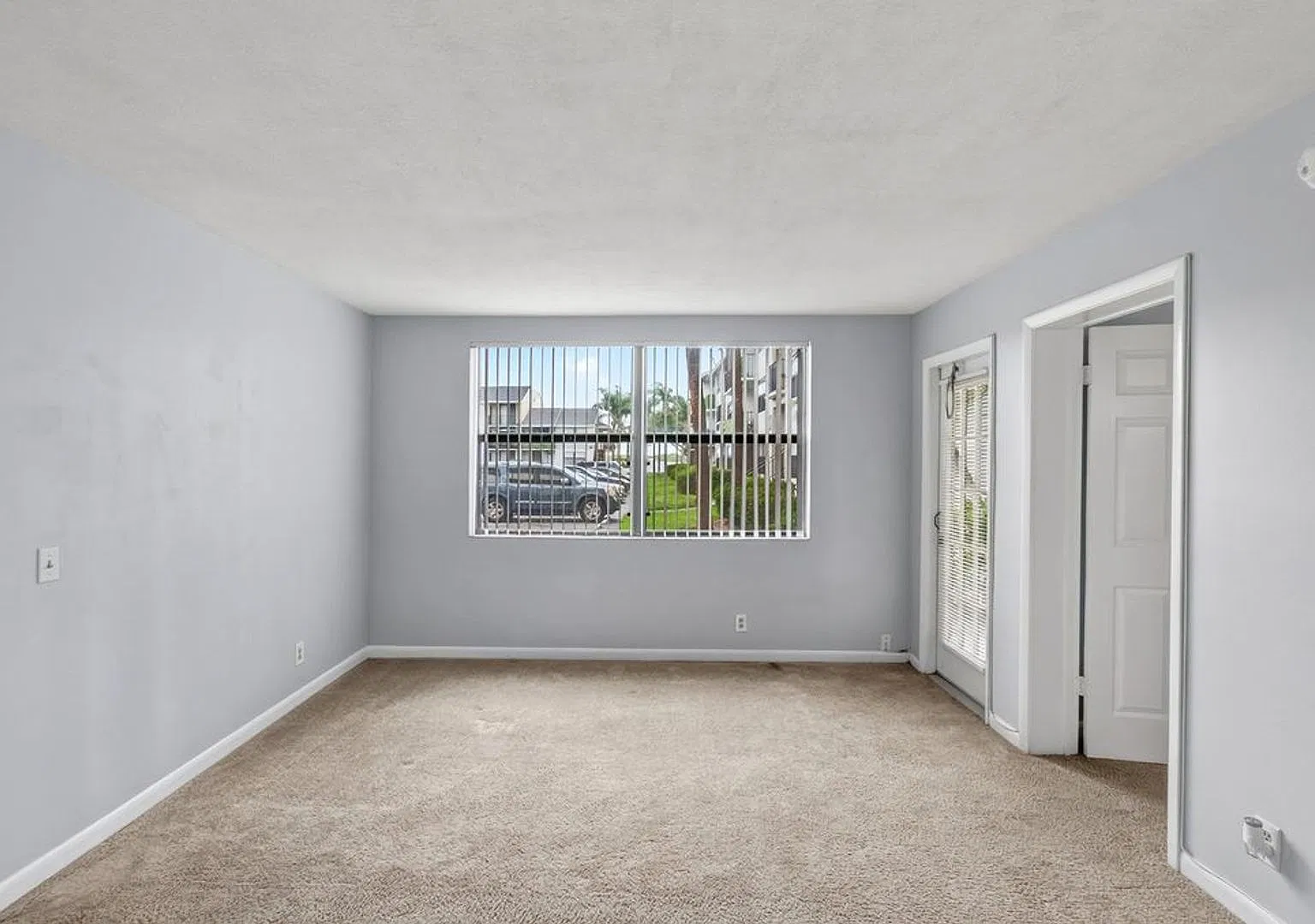 One Bedroom One Bathroom! Waterfront Community! — Photo 4