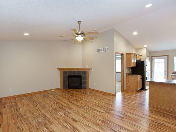 3rd image of 1465 Easton Ln