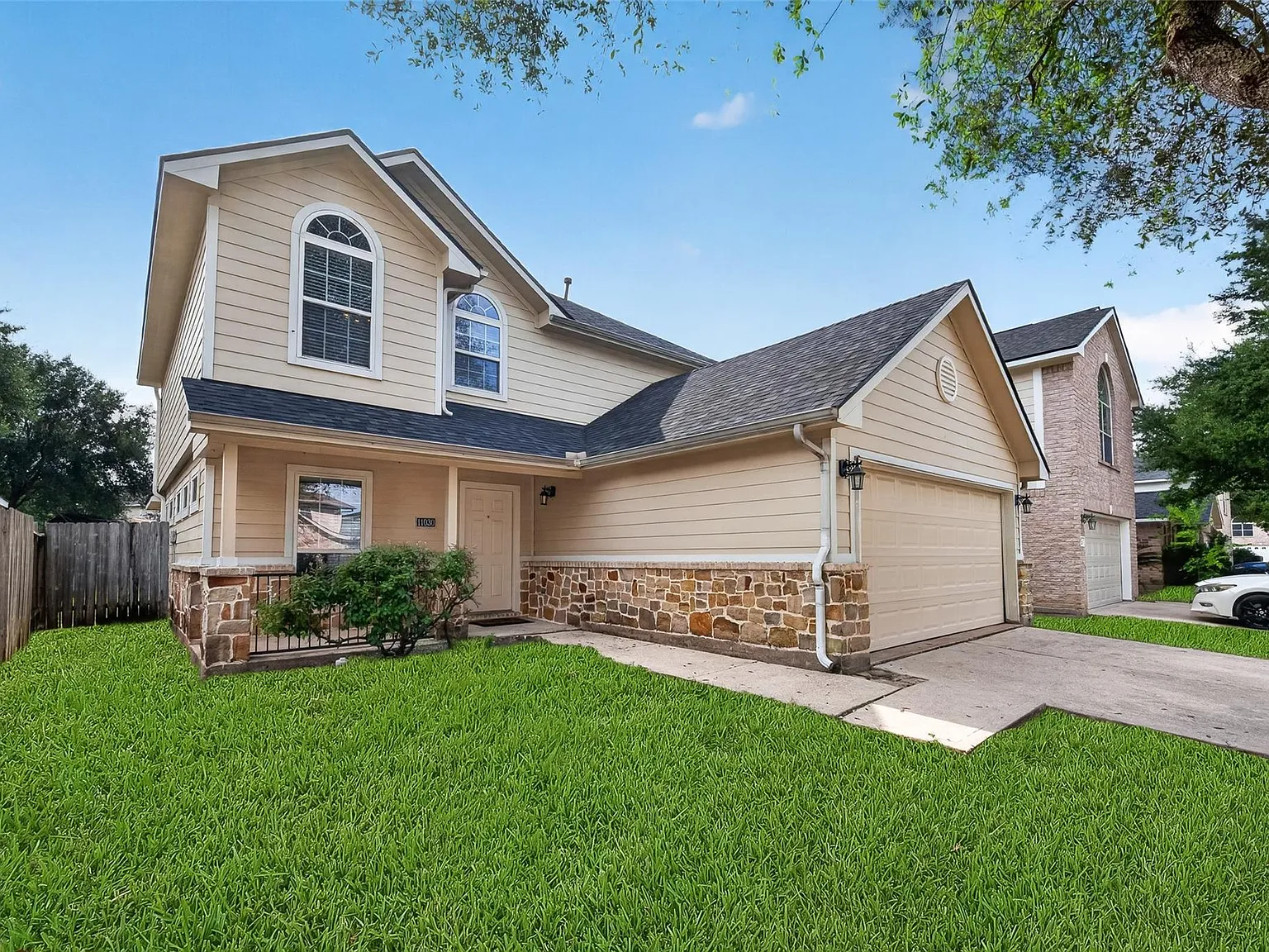 4 bed, 2.5 bath, 1945 sqft, $2,050 — Photo 1