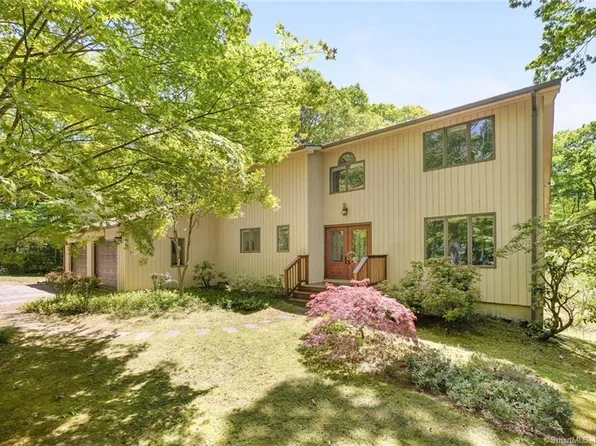 24 Harvest Ln, Colchester, CT 06415