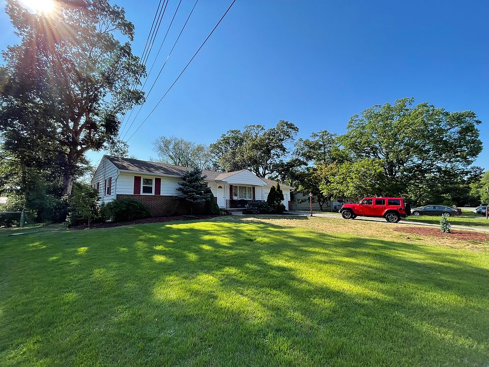 Front of the house, plenty of parking in house and garage