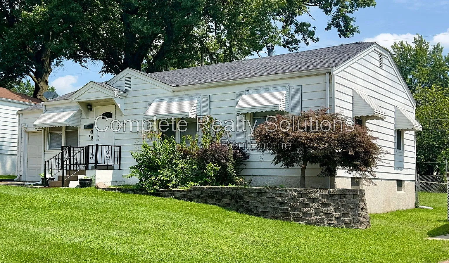3 bed, 1.0 bath, 912 sqft, $1,375 — Photo 1