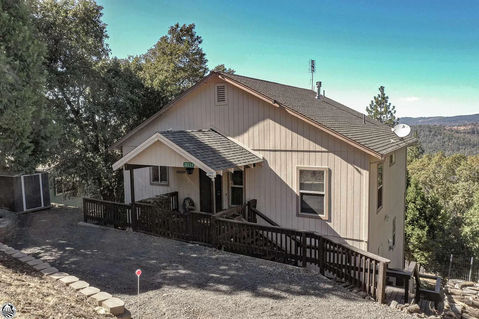 20229 Chapel Dr photo 1