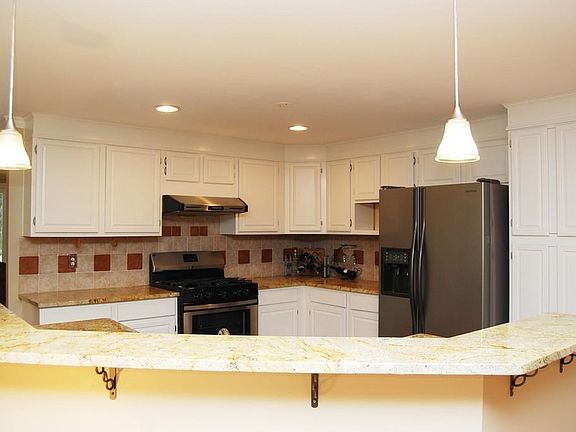 5th image of 15 Lynwood Ln