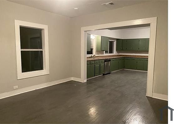 3rd image of 423 Stratford Ct