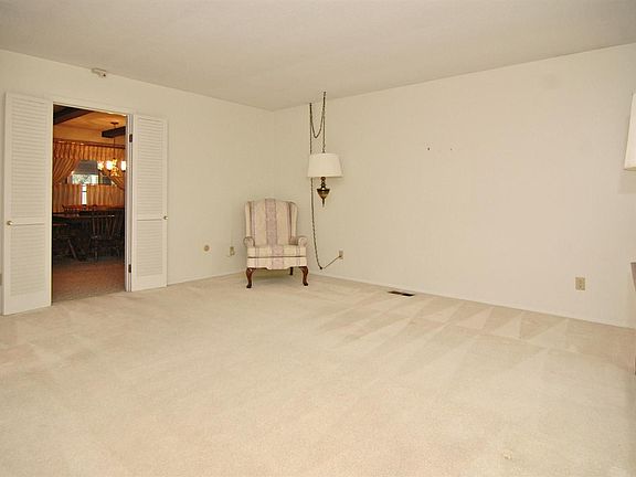 4th image of 2510 N Saturn Dr