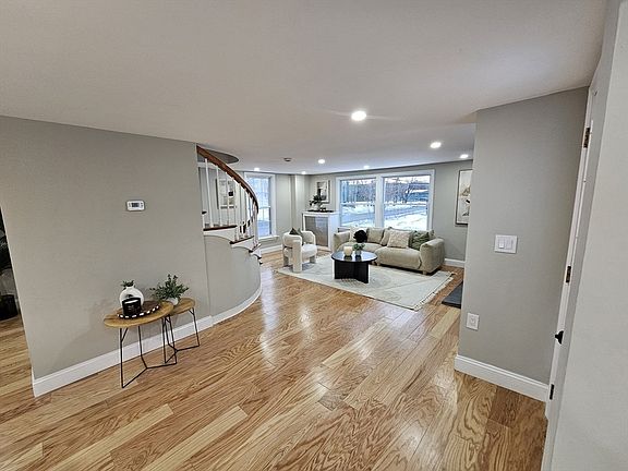 4th image of 122 Chapin Rd