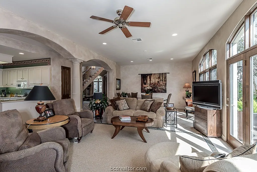 3 bed, 3.5 bath, 4319 sqft, $3,800 — Photo 4