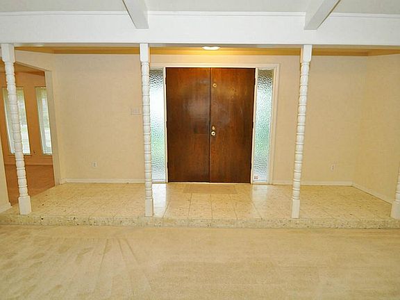  Light and bright raised entry with neutral tile flooring