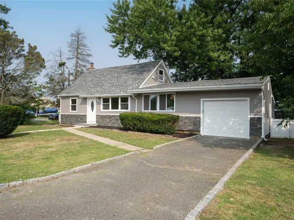 102 6th Street, Lindenhurst, NY 11757