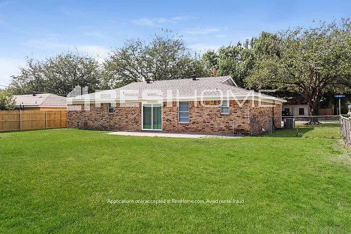 1001 John Reagan St — Photo 13