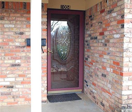 4th image of 1004 Livingston Dr