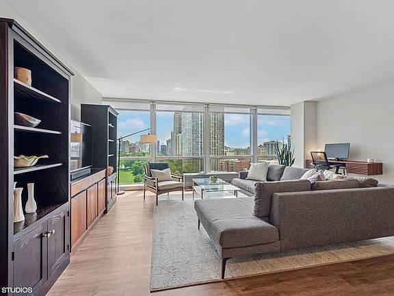 3rd image of 340 W Diversey Pkwy APT 1617