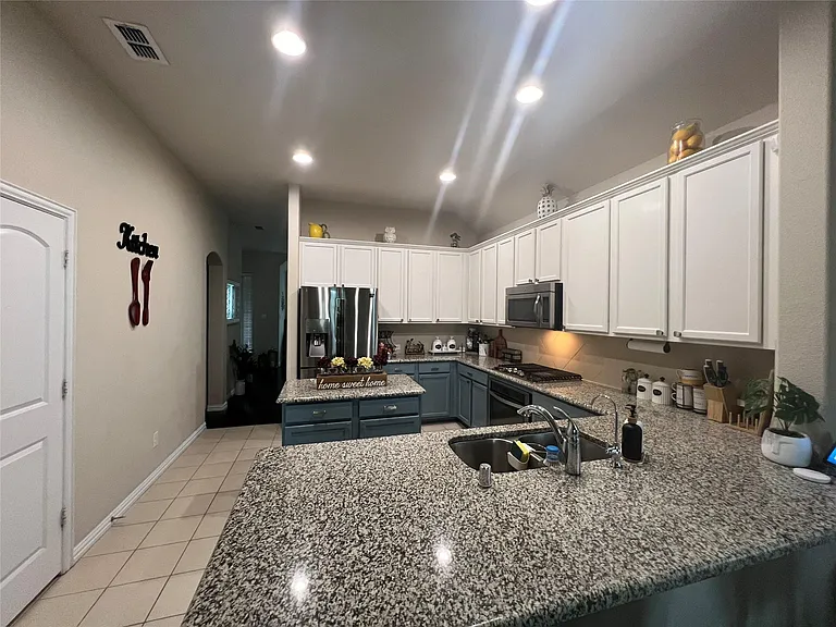 916 Sundrop Dr — Photo 3