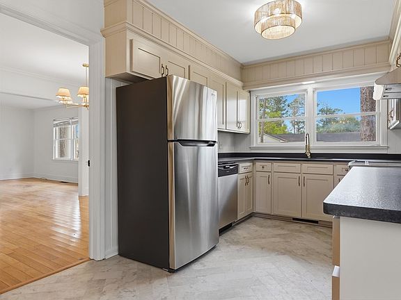 3rd image of 1812 Robinhood Rd