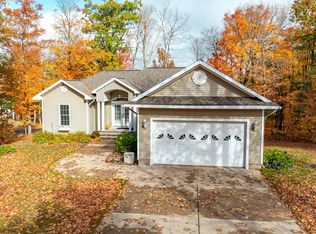 1802 Robindale Dr, Houghton, MI 49931