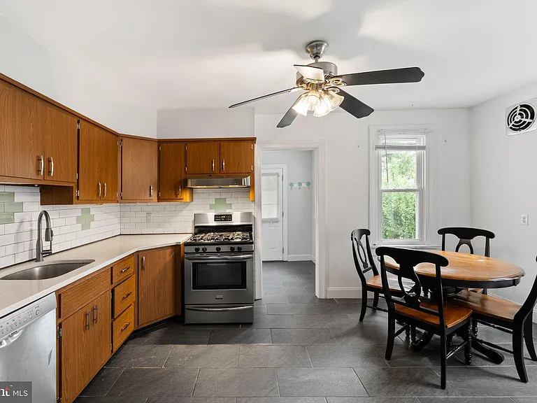 809 Ardmore Ave — Photo 10