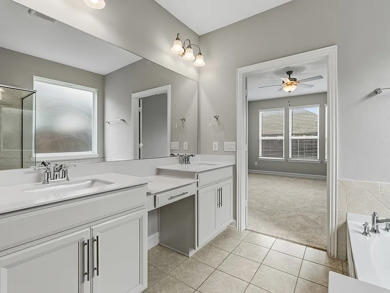 5901 Silverhollow Dr — Photo 11