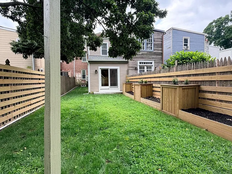 121 E Union St — Photo 15
