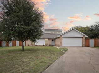 725 Blue Meadow Dr, Azle, TX 76020