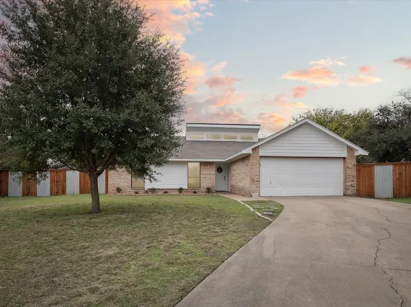 725 Blue Meadow Dr, Azle, TX 76020