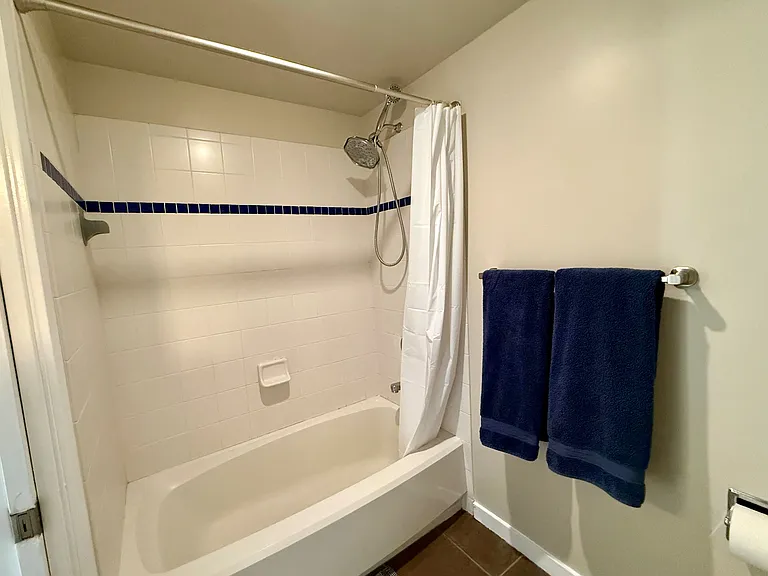 Separate toilet/shower/tub room