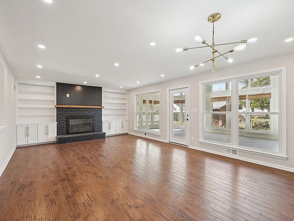 3rd image of 3883 Darbyshire Dr