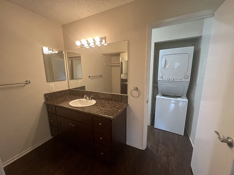 Versailles on the Lake Apartments — Photo 108