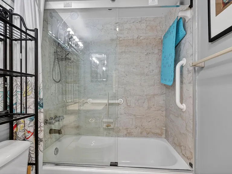 9410 N Hollybrook Lake Dr #303 — Photo 7
