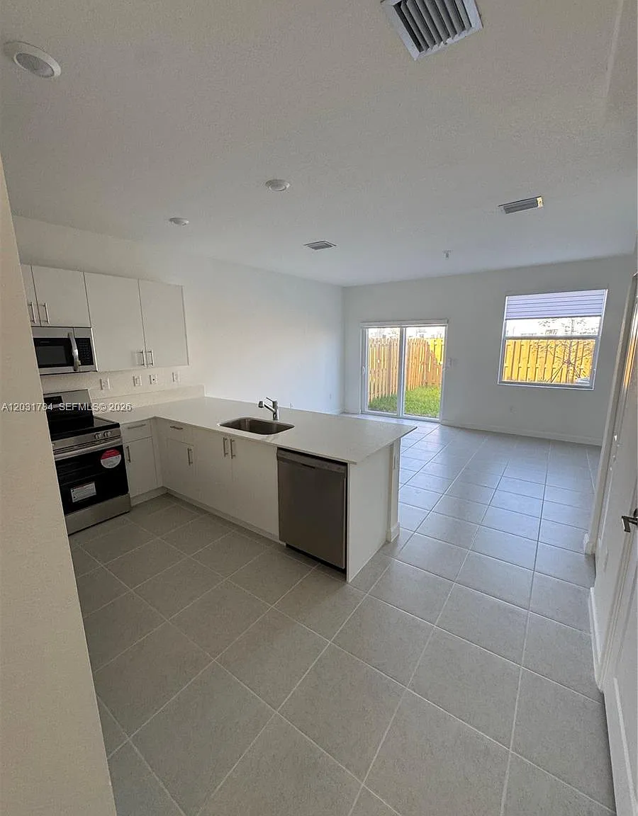 3 bed, 2.5 bath, 1545 sqft, $2,400 — Photo 4