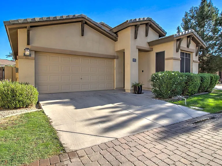 1833 W Periwinkle Way — Photo 3
