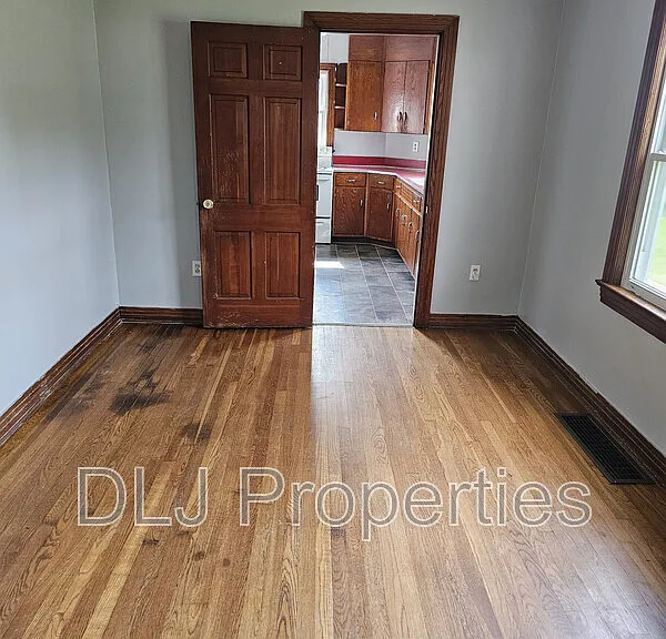 816 Andrew Johnson Hwy — Photo 5