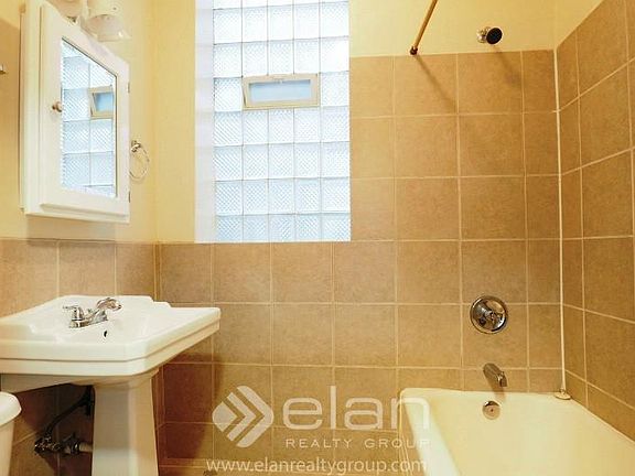 5th image of 7507 N Greenview Ave #2