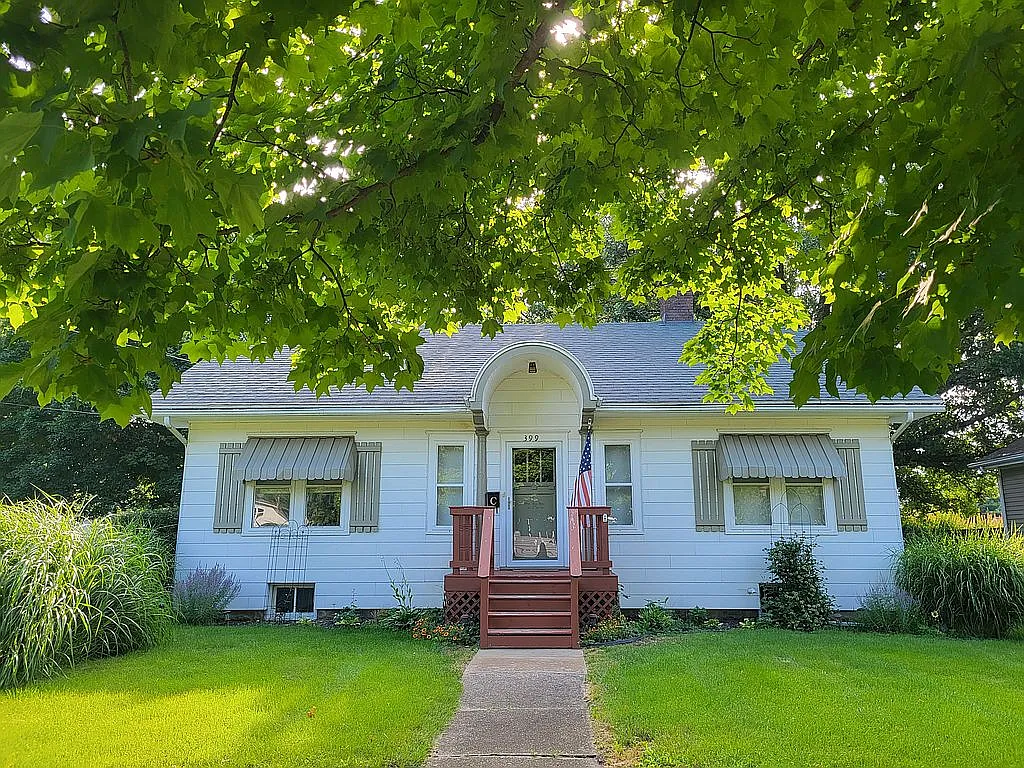 399 N Chestnut St photo 1