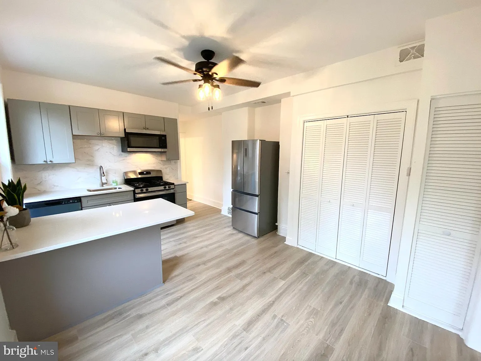 2 bed, 900 sqft, $2,300 — Photo 2