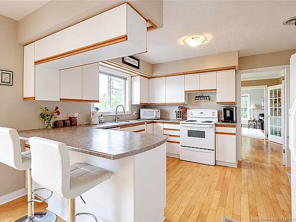 2nd image of 18 Hillview St