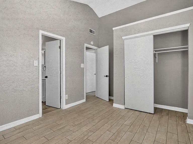 9128 Bur Oak Cir — Photo 23