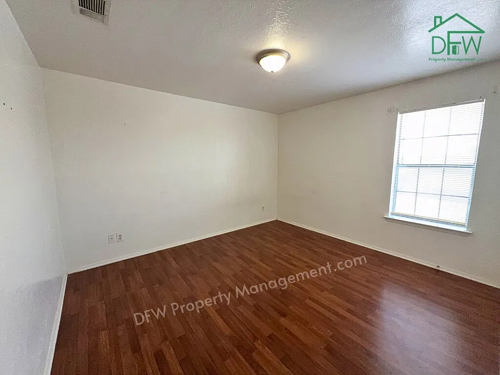 811 W Walnut St — Photo 4
