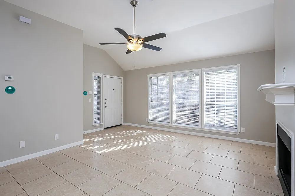 3 bed, 2.0 bath, 1249 sqft, $2,005 — Photo 4