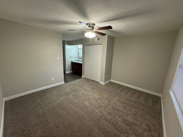 Avery Close Condominiums — Photo 55