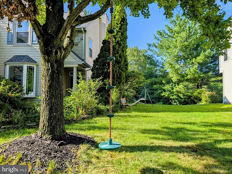 72 Harvard Cir — Photo 3