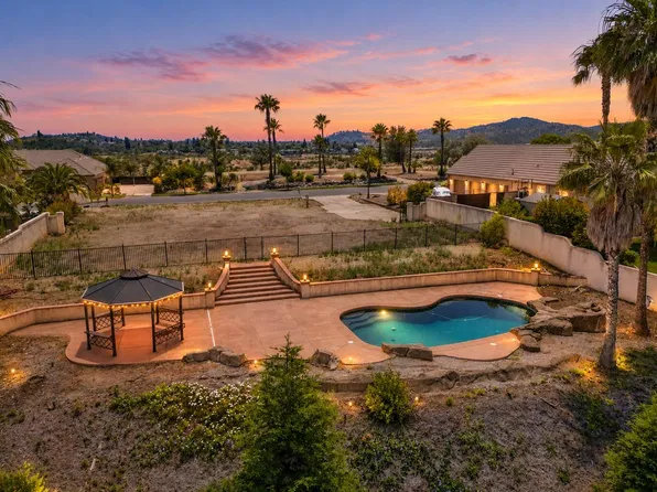 871 Santa Cruz Dr, Redding, CA 96003